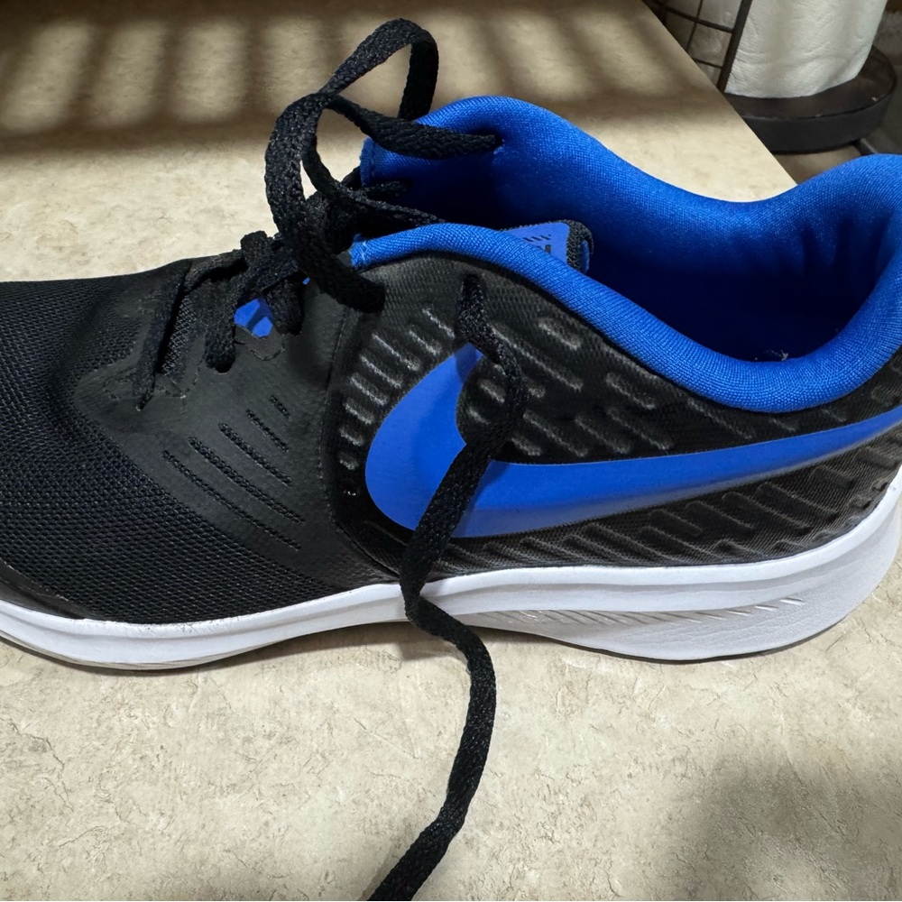 Nike Boys Black and Blue Star Running Shoes